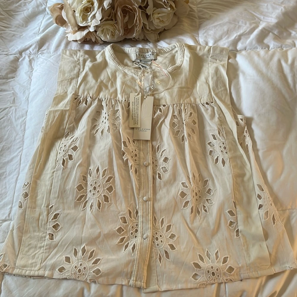 NWT Calypso sleeveless smock style ladies blouse with eyelet detail. Size Sm